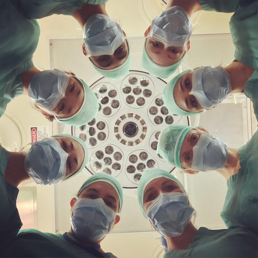 Equipe médica vista de cima em círculo